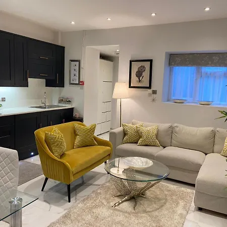 Elegant 2 Bed Flat In Chiswick Apartment